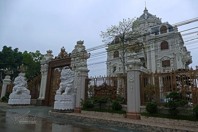 Tòa lâu đài mang tên Lan Khoa Khuê (xã Hải Minh, Hải Hậu, Nam Định) là một trong những công trình thể hiện sự giàu có, sung túc của người dân huyện Hải Hậu. Ảnh: Vietnamnet.