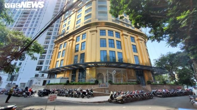 Trong những ngày hè nắng nóng, khách sạn Hanoi Golden Lake (B7 Giảng Võ, Hà Nội) phủ vàng toàn bộ ngoại thất khiến cho nhiều người đi đường bị chói mắt. Ảnh: VTC.