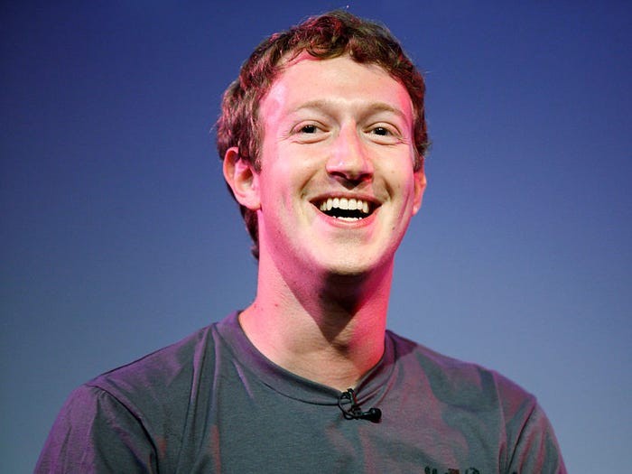 Mark Zuckerberg (35 tuổi), thành lập mạng xã hội ngay trong ký túc xá của mình tại Harvard. Với 87,9 tỷ USD, Mark Zuckerberg đang là tỷ phú giàu thứ 7 thế giới (theo Forbes). Zuckerberg chỉ phải mất 4 năm để trở thành tỷ phú. 