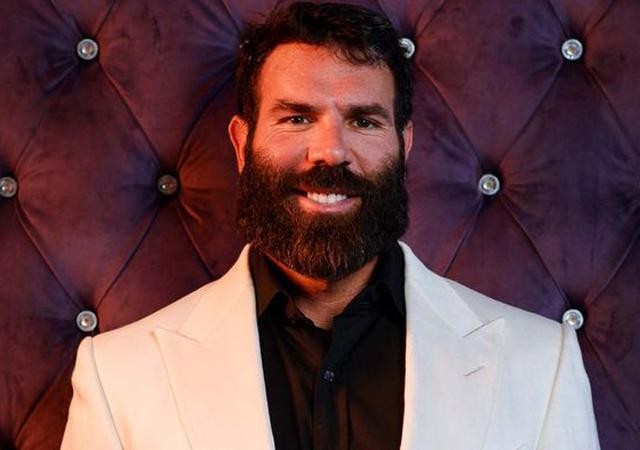 Dan Bilzerian - diễn viên kiêm tay chơi poker chuyên nghiệp được ví von  triệu phú "ăn chơi nhất thế giới" cùng với cuộc sống giàu sang, xa hoa bậc nhất trong hội con nhà giàu thế giới.