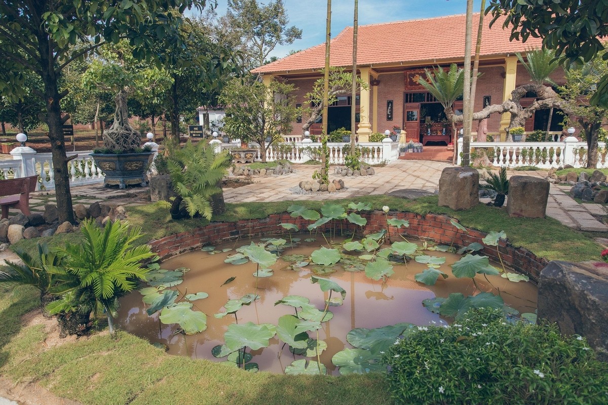 Mới đây,  Lý Nhã Kỳ đã hoàn thành biệt phủ Trần Lê Gia ở quê nhà Bà Rịa để tặng mẹ mùa Vu lan. Biệt phủ rộng tới cả chục nghìn m2 được Lý Nhã Kỳ cho đào ao sen, trồng cổ thụ, cau cùng nhiều cây ăn quả lớn để tái hiện không gian làng quê Bắc Bộ. Ảnh: Vietnamnet.