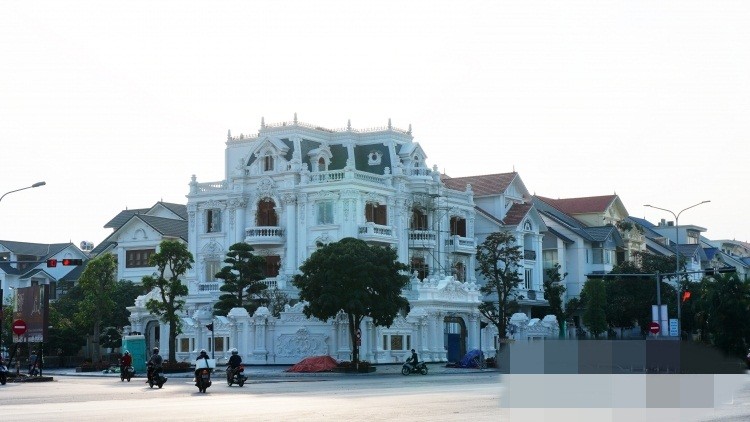 Trong đó, đường Lê Hồng Phong, lối ra sân bay Cát Bi được mệnh danh là phố đại gia Hải Phòng với hơn chục  biệt thự hoành tráng. Ảnh: Tuoitrethudo.