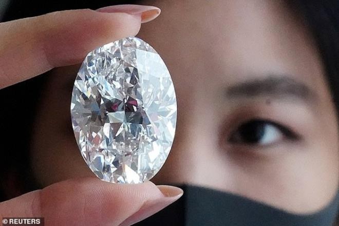 Mới đây, nhà đấu giá Sotheby's cho biết sẽ đưa  viên kim cương nặng 102,39 carat vào đấu giá ngày 5/10 tới tại Hong Kong. Ảnh: Reuters.