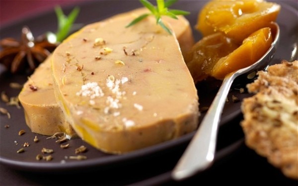  Gan ngỗng béo (Foie gras) được xem là tinh hoa ẩm thực, một món ăn dành cho giới thượng lưu. Thậm chí, gan ngỗng béo còn xuất hiện trong danh sách những thực phẩm đắt đỏ nhất thế giới.