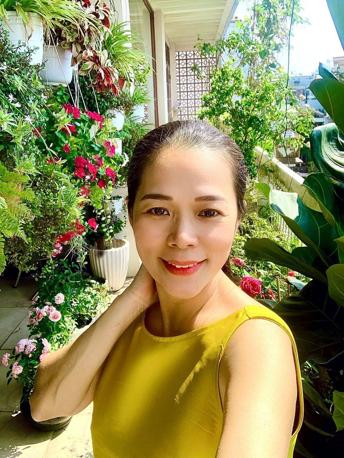 Rời xa showbiz,  ca sĩ Mỹ Lệ chọn cuộc sống an yên bên gia đình. Nữ ca sĩ hiện sống trong một ngôi nhà ở TPHCM. Tại đây, cô chăm chút cho không gian sống bằng các loại hoa nở 4 mùa ở ban công. Ảnh: FBNV.