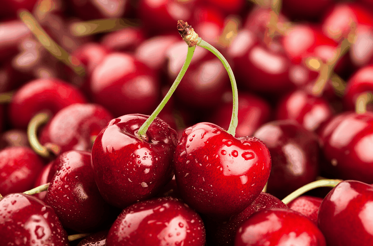 Vài năm gần đây, cherry rất được ưa chuộng tại Việt Nam. Giá bán cherry tại các cửa hàng hoa quả ở Hà Nội, TP HCM dao động từ 350.000 - 1 triệu đồng/kg, tùy loại.