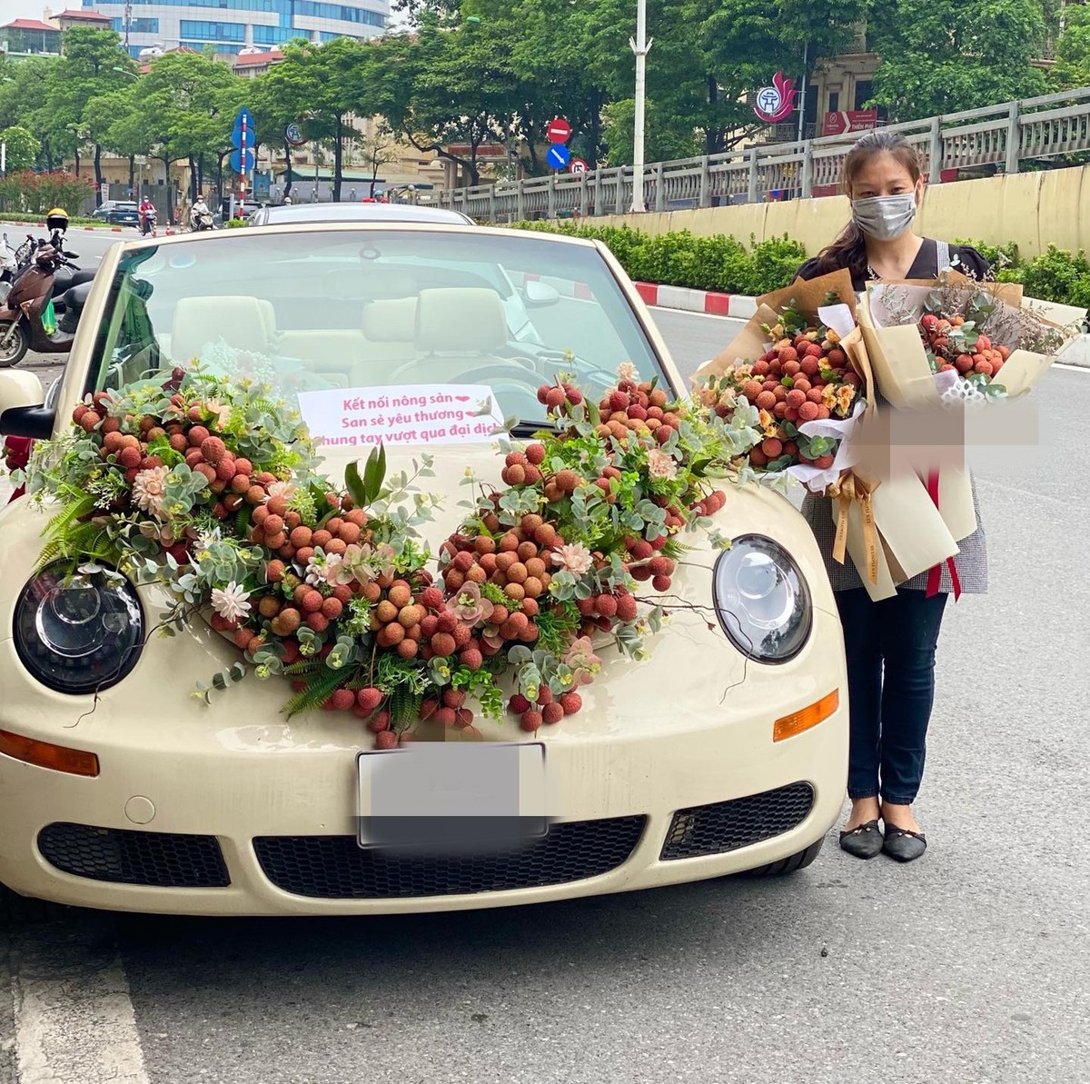 Mới đây, mạng xã hội xuất hiện hình ảnh chiếc ô tô trang trí bằng nhưng bó hoa  vải thiều Bắc Giang vô cùng lạ mắt. Ảnh: Lux Flowers.