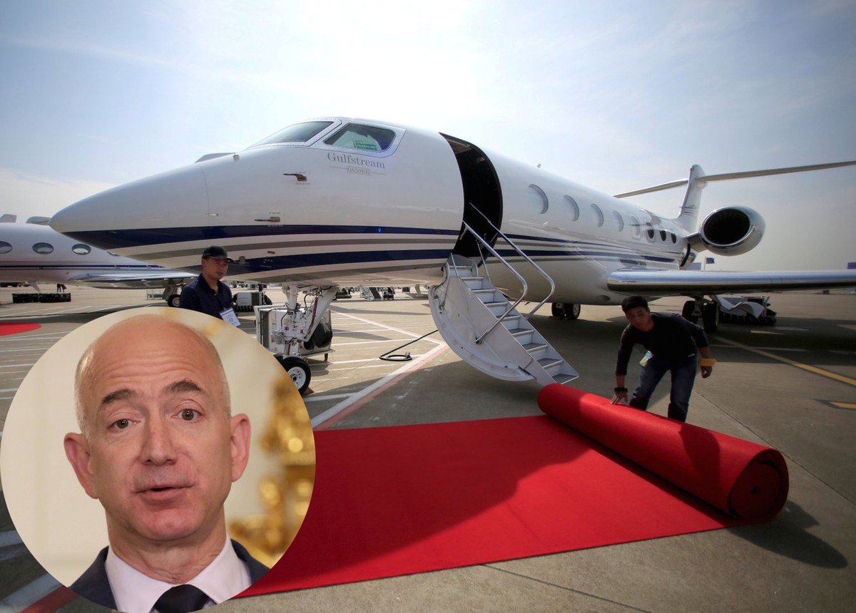  Tỷ phú Jeff Bezos sở hữu một chiếc máy bay riêng thông qua công ty cổ phần của mình có tên Poplar Glen. Chiếc máy bay phản lực G650ER của Bezos có sức chứa tám người và trị giá khoảng 65 triệu USD.