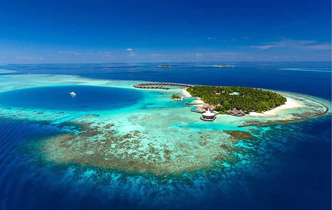 Maldives: Bản thân Maldives đã có phong cảnh thiên nhiên vô cùng xinh đẹp, bên cạnh đó  hòn đảo này còn có rất nhiều khu nghỉ dưỡng sang trọng cùng những căn nhà gỗ bungalow hoàn hảo trên mặt nước. Cho dù bạn đi hưởng tuần trăng mật hay nghỉ ngơi thư giãn, Maldives sẽ làm hài lòng bạn