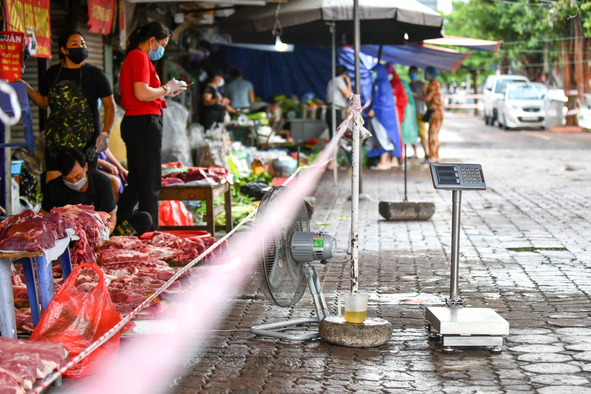 Sáng 27/8,  chợ Ngã Tư Sở khá vắng vẻ. Nhiều người dân chuyển sang khu vực khác để mua thực phẩm để đảm bảo an toàn.