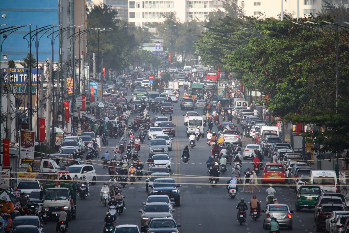 Ngày 1/1, hàng nghìn người đổ về khu vực trung tâm thành phố Vũng Tàu vui chơi, nghỉ mát. Do số lượng du khách tăng đột biến dẫn đến tình trạng các khách sạn, phòng trọ tại khu vực gần Bãi Sau hầu hết đều có người đặt trước.