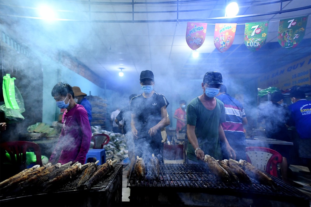 Đã 2 ngày nay, cơ sở kinh doanh của anh Trung ở đường Tân Kỳ Tân Quý hoạt động hết công suất. Tại đây có hơn 20 người làm việc xuyên đêm để chuẩn bị  cá lóc nướng bán cho người dân ngày vía Thần Tài.