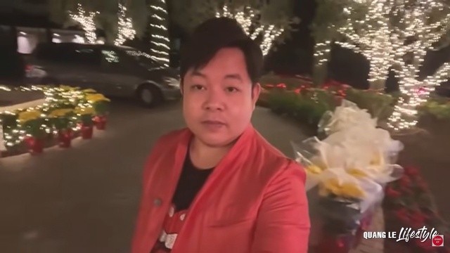 Trong một livestream mới đây,  ca sĩ Quang Lê tiết lộ căn nhà đang ở hiện nay có giá trị hơn 1 triệu USD (khoảng hơn 22,6 tỷ đồng), một năm phải đóng 12.000 USD tiền thuế đất, tương đương 276 triệu đồng. Ảnh chụp màn hình