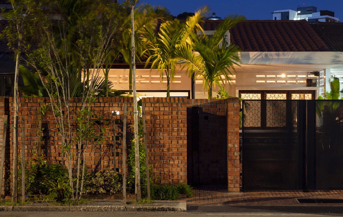 Gale's Residence được cải tạo từ một  ngôi nhà cũ, đã được xây dựng từ năm 1970 ở vùng đồi núi tại Kuala Lumpur. Căn nhà cũ từng được sửa chữa nhưng bố cục phân chia vẫn chưa hợp lý, gây ra cảm giác chật chội, bí bách.