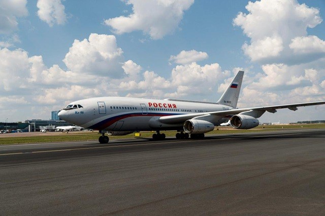 Chuyên cơ IL-96-300PU của Tổng thống Nga Vladimir Putin có chiều dài gần 65 mét, và sải cánh vượt quá 65 mét. Trọng lượng tối đa khi cất cánh của IL-96-300PU là 270 tấn và tốc độ tối đa 900km/h. Ảnh: CEN