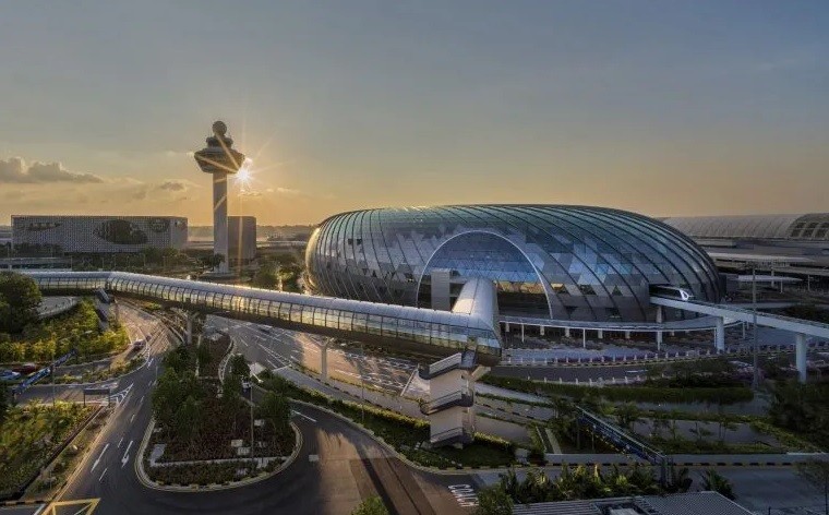 Sân bay Changi Singapore là một trong những sân bay bận rộn nhất thế giới về lưu lượng hành khách và hàng hóa quốc tế. Changi được Skytrax đánh giá là sân bay tốt nhất thế giới 8 năm liên tiếp.