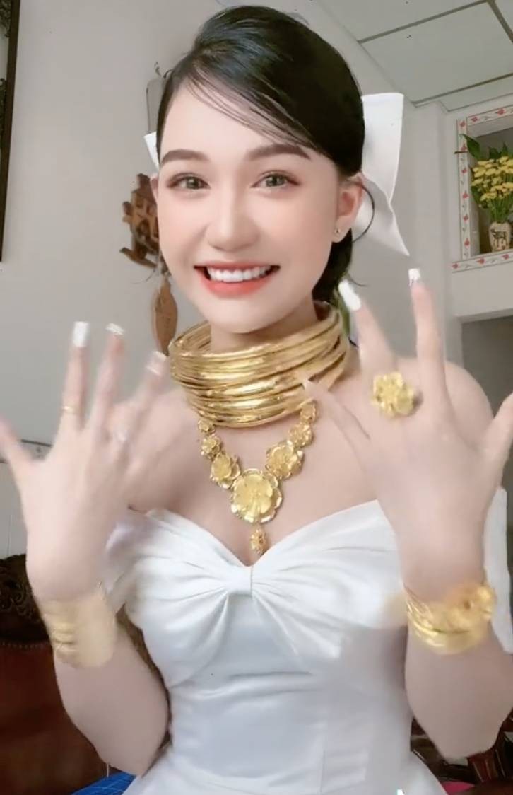 Mới dây, cư dân mạng xôn xao bàn tán về đám cưới "ngập trong vàng" ở Long An. Ảnh: Ảnh: TikTok Changgg