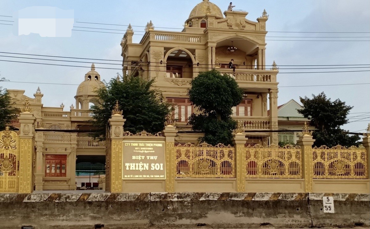 Trước khi bị bắt để làm rõ hành vi cho vay lãi nặng và rửa tiền, đại gia Thiện Soi được biết đến với căn  biệt thự dát vàng nằm trên Quốc lộ 51. Ảnh; VOV