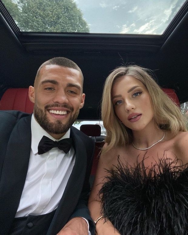 Vợ của tiền vệ Mateo Kovacic, Izabel, là nàng WAGs nổi tiếng nhất nhì Croatia. Cô nàng với ngoại hình khá giống Shakira từng là siêu mẫu có tiếng. Hiện tại, mỹ nhân trở thành nhà thiết kế thời trang và điều hành công ty Lunilou, chuyên sản phẩm thời trang hữu cơ và thân thiện với môi trường.