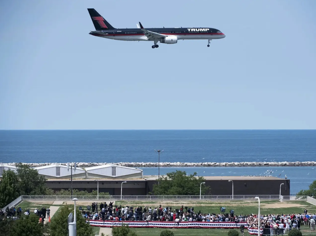 Theo Business Insider, sau hai năm "đắp chiếu", chiếc chuyên cơ riêng Boeing 757 nổi tiếng của  Donald Trump đã bay trở lại với lớp sơn và các bộ phận mới. Ảnh: Getty