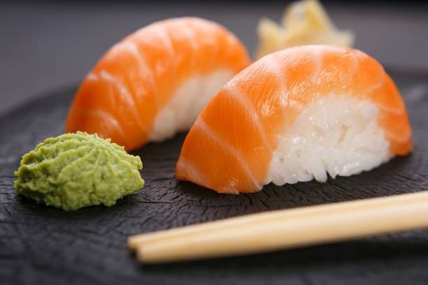 Món sushi nổi tiếng của Nhật Bản thường ăn kèm với một loại gia vị có màu xanh lá cây gọi là  wasabi. Thế nhưng, hầu hết thứ thực khách ăn hiện tại chưa chắc đã là wasabi thật. Ảnh: iStock