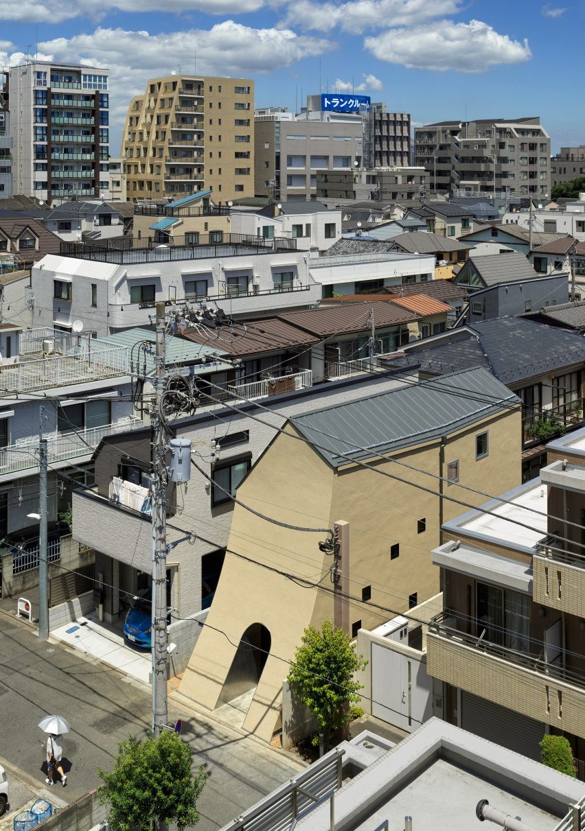 Toạ lạc tại thủ đô Tokyo (Nhật Bản),  ngôi nhà với mặt tiền cong mang tên "A Japanese Manga Artist's House" được mệnh danh là ''tuyệt tác kiến trúc'' của Nhật Bản.