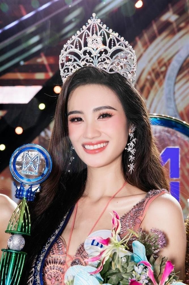 Ngay sau khi đăng quang Miss World Vietnam 2023, cuộc sống của  Huỳnh Trần Ý Nhi thu hút sự chú ý của đông đảo người hâm mộ nhan sắc Việt. Tân Hoa hậu sinh ra trong gia đình khá giả ở Bình Định. Ảnh: FBNV