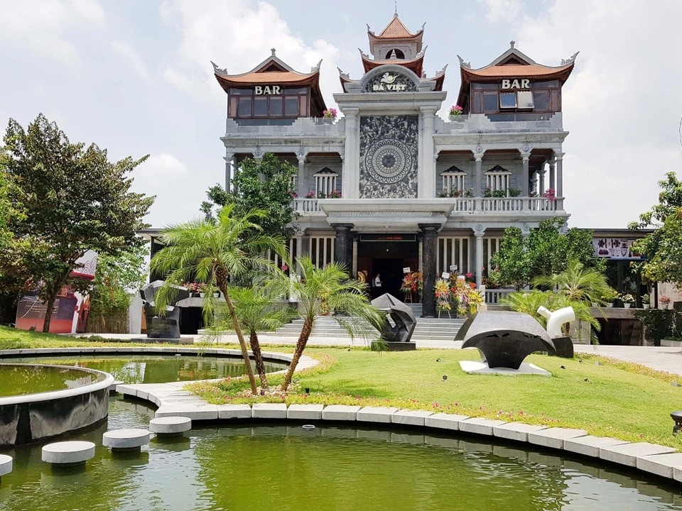 Tọa lạc tại trung tâm Tam Cốc (Hoa Lư, Ninh Bình), tòa  lâu đài bằng đá của ông Lương Văn Quang thu hút sự chú ý của đông đảo khách tham quan bởi kiến trục nghệ thuật độc đáo, "có một không hai". Ảnh: Dân trí