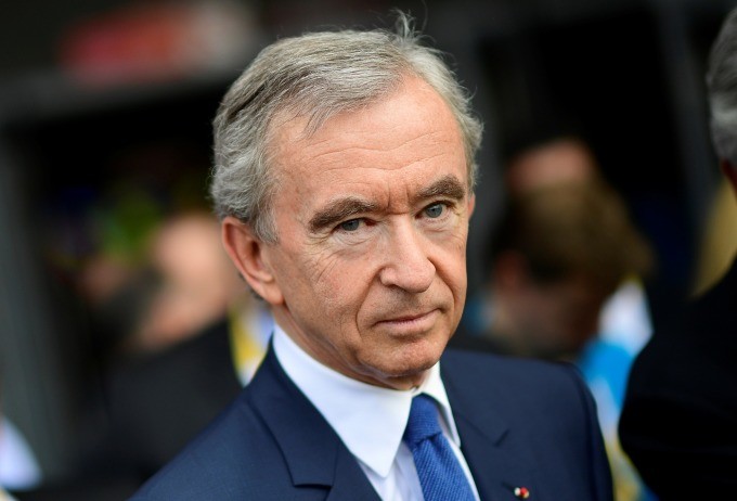 Theo bảng xếp hạng tỷ phú Bloomberg Billionaires Index,  tỷ phú Bernard Arnault hiện chỉ sở hữu 155,1 tỷ USD. Con số này thấp hơn Jeff Bezos, với 156,3 tỷ USD khiến ông chủ tập đoàn hàng xa xỉ LVMH phải nhường lại ngôi giàu thứ hai thế giới cho nhà sáng lập Amazon. Ảnh: Reuters