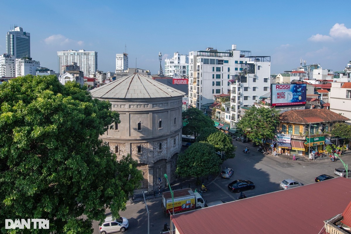  Tháp nước Hàng Đậu là công trình xây dựng năm 1894, nằm tại ngã sáu của các phố Hàng Than, Hàng Lược, Hàng Giấy, Hàng Đậu, Quán Thánh và Phan Đình Phùng (quận Ba Đình, Hà Nội) nhằm phục vụ việc cung cấp nước sạch cho binh lính và công dân của Pháp trong thời gian đô hộ tại Hà Nội.    Tháp được xây bằng đá hộc, hình trụ tròn, đường kính 19m, cao 3 tầng, mái có hình chóp nón, ở giữa có cột thu lôi.