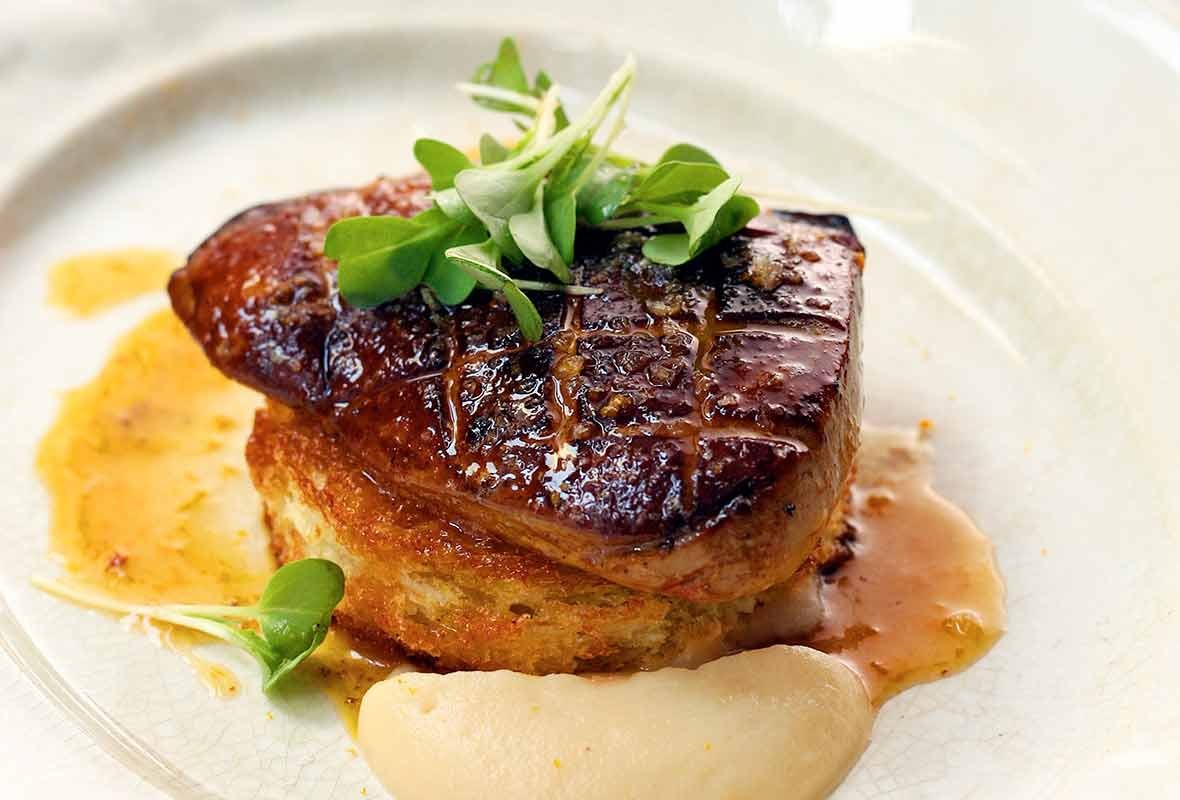  Gan ngỗng (foie gras) được xem là một trong những món ăn xa xỉ bậc nhất thế giới. Thậm chí, món ăn này còn được xưng lên hàng "thần thánh" trong giới ẩm thực bởi hương vị thơm ngon, béo ngậy, mềm mịn như lụa... Ảnh: Au Gourmet