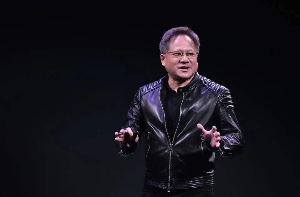 Mới đây (ngày 9/12), ông  Jensen Huang - CEO Nvidia chính thức đặt chân đến Hà Nội để chuẩn bị cho các cuộc gặp với doanh nghiệp Việt Nam vào tuần tới. Ảnh: Forbes