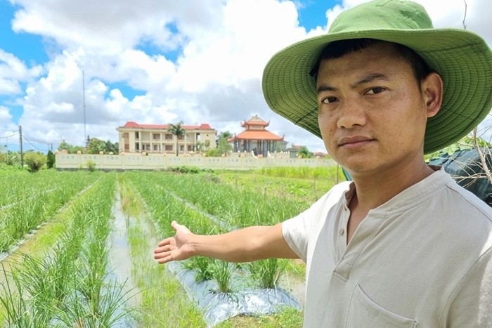 Chàng nông dân 9X Đỗ Văn Thao (SN 1991) ở xã Khánh Hồng, huyện Yên Khánh (Ninh Bình) được mọi người gọi với cái tên trìu mến là Thao  cỏ "lạ". Bởi 5 năm qua, anh gắn bó với nghề trồng cỏ. Ảnh: Dân trí