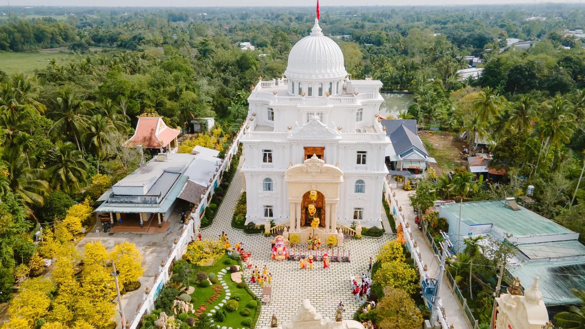 Thời gian gần đây, người dân miền Tây không khỏi trầm trồ về căn  dinh thự vừa hoàn thiện, có kiến trúc vô cùng nổi bật ở Cần Thơ.