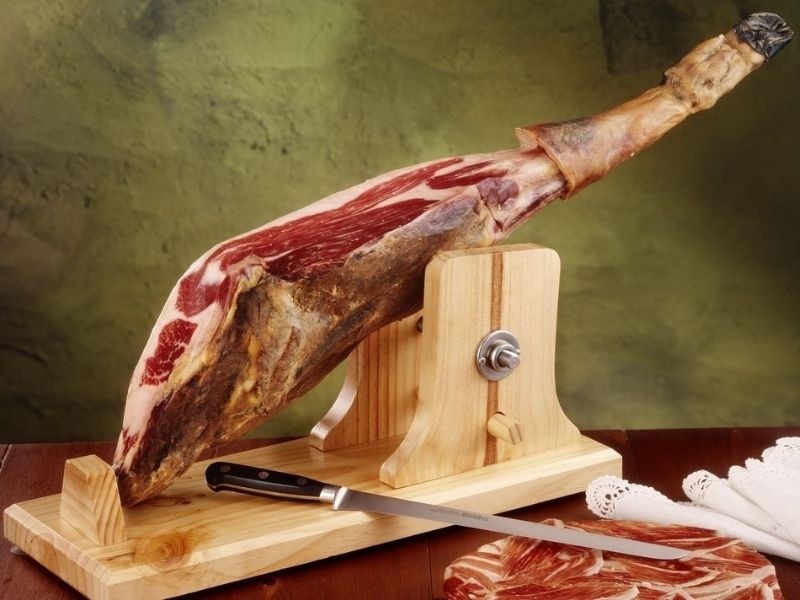 Đùi lợn muối Iberico Tây Ban Nha là một trong những mặt hàng được nhiều người Việt tìm mua mỗi dịp Tết Nguyên đán. Ảnh: Internet