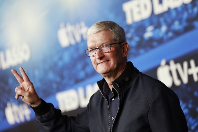 Rạng sáng 15/4, CEO Apple  Tim Cook bất ngờ có mặt tại Hà Nội. Trong thông báo mới từ Apple, CEO Tim Cook làm việc tại Việt Nam trong 2 ngày. Ông sẽ gặp gỡ nhiều nhà sáng tạo nội dung, lập trình viên và có một số hoạt động liên quan tới giáo dục. Ảnh: CNBC