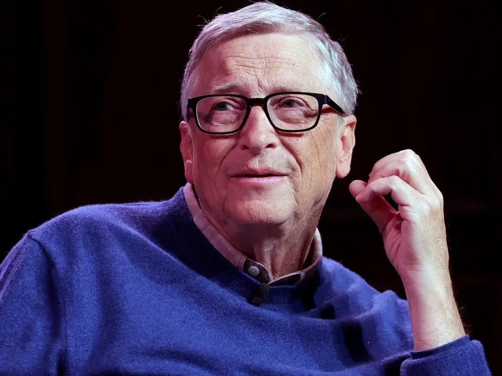 Theo cập nhật thời gian thực của Forbes,  tỷ phú Bill Gates đang sở hữu 129,5 tỷ USD, xếp thứ 9 trong danh sách người giàu thế giới, thứ hạng thấp nhất của ông trong suốt 34 năm qua.