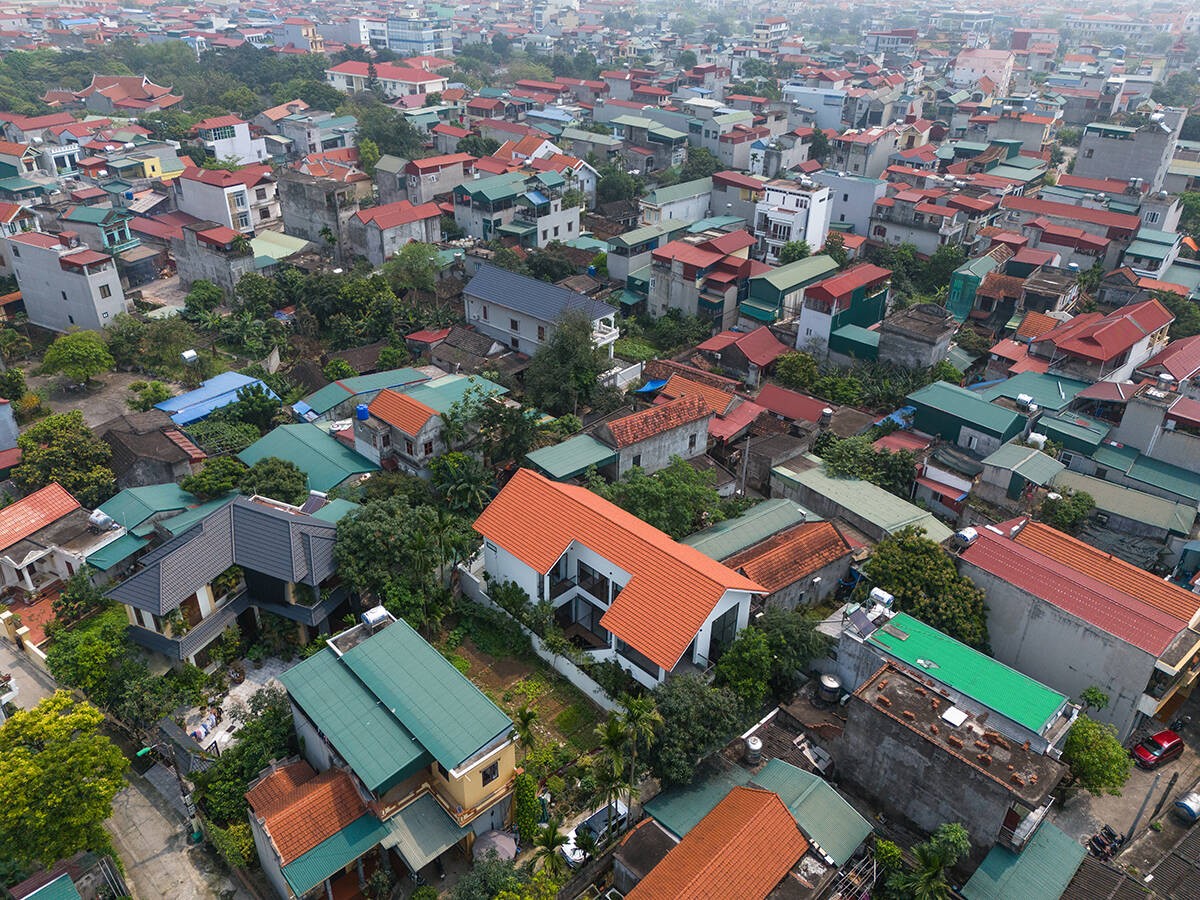 U House là  ngôi nhà cuối ngõ nằm tại TP Ninh Bình, được thiết kế cho đôi vợ chồng trẻ cùng hai con trai trên mảnh đất cha ông để lại.