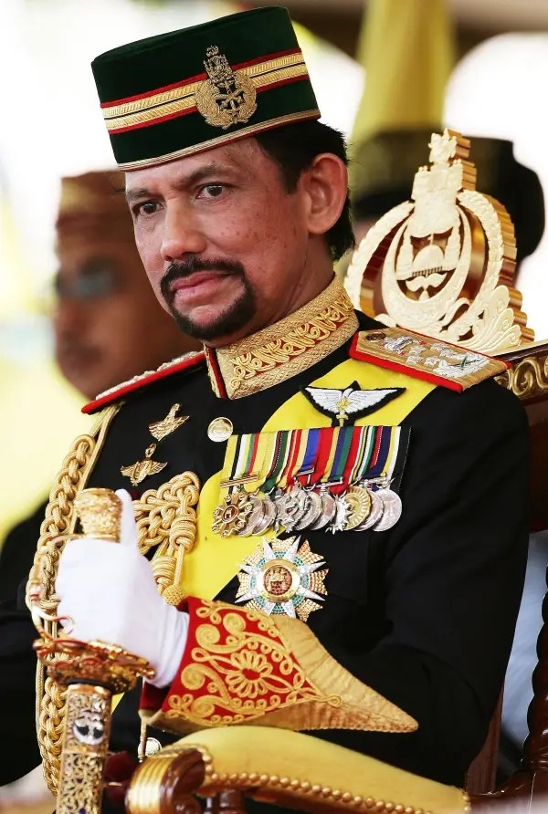 Theo SCMP,  Quốc vương Brunei Hassanal Bolkiah từng là một trong những người giàu nhất thế giới khi có giá trị tài sản ròng ước tính khoảng 28 tỷ USD.