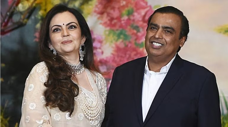 Mới đây, mạng xã hội lan truyền thông tin phu nhân tỷ phú Mukesh Ambani uống loại nước ngâm vàng có giá trị lên tới 60.000 USD.