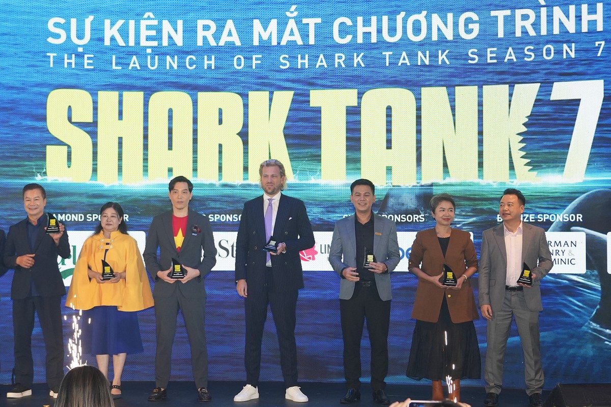  Shark Tank Việt Nam chính thức quay trở lại mùa 7 với 42 thương vụ hấp dẫn. Ngoài 3 vị "cá mập" quen thuộc của chương trình, Shark Tank mùa 7 còn chào đón 4 vị shark mới sở hữu sự nghiệp ấn tượng và học vấn khủng. Ảnh: Shark Tank