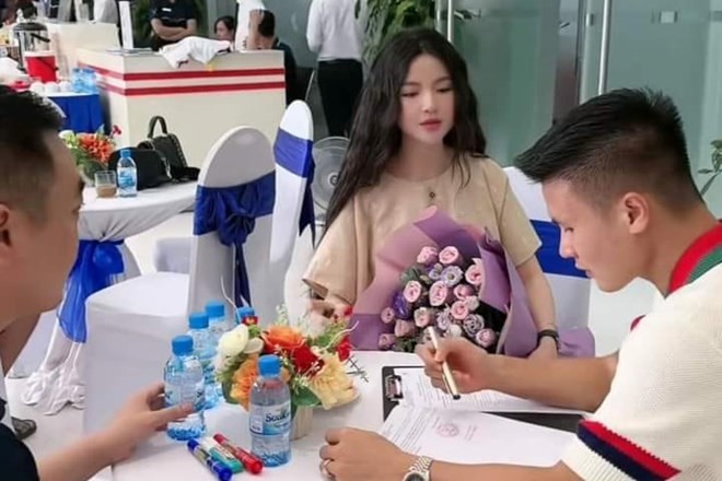 Mới đây, Chu Thanh Huyền khoe khoảnh khắc được chồng đưa đi mua ôtô trong dịp sinh nhật tuổi 24 khiến cộng đồng mạng không khỏi ngưỡng mộ. Ảnh: chụp màn hình