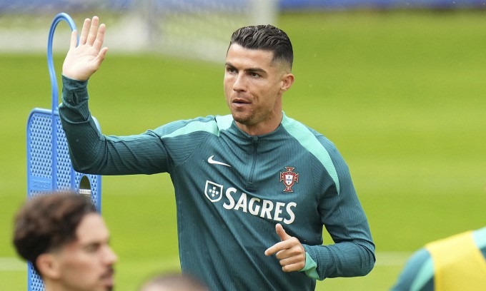 Mới đây, Guinness World Records đánh giá  Cristiano Ronaldo tiếp tục "thống trị mạng xã hội" với kênh YouTube cá nhân đạt 19.729.827 lượt đăng ký trong một ngày, cao nhất thế giới. Ảnh: AP