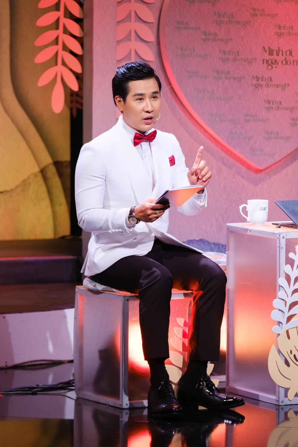 Nguyên Khang là MC đắt show trong làng giải trí Việt. Nam MC không chỉ hoạt động nghệ thuật mà còn là chủ một chuỗi nhà hàng nổi tiếng. Ảnh: FB Nguyên Khang