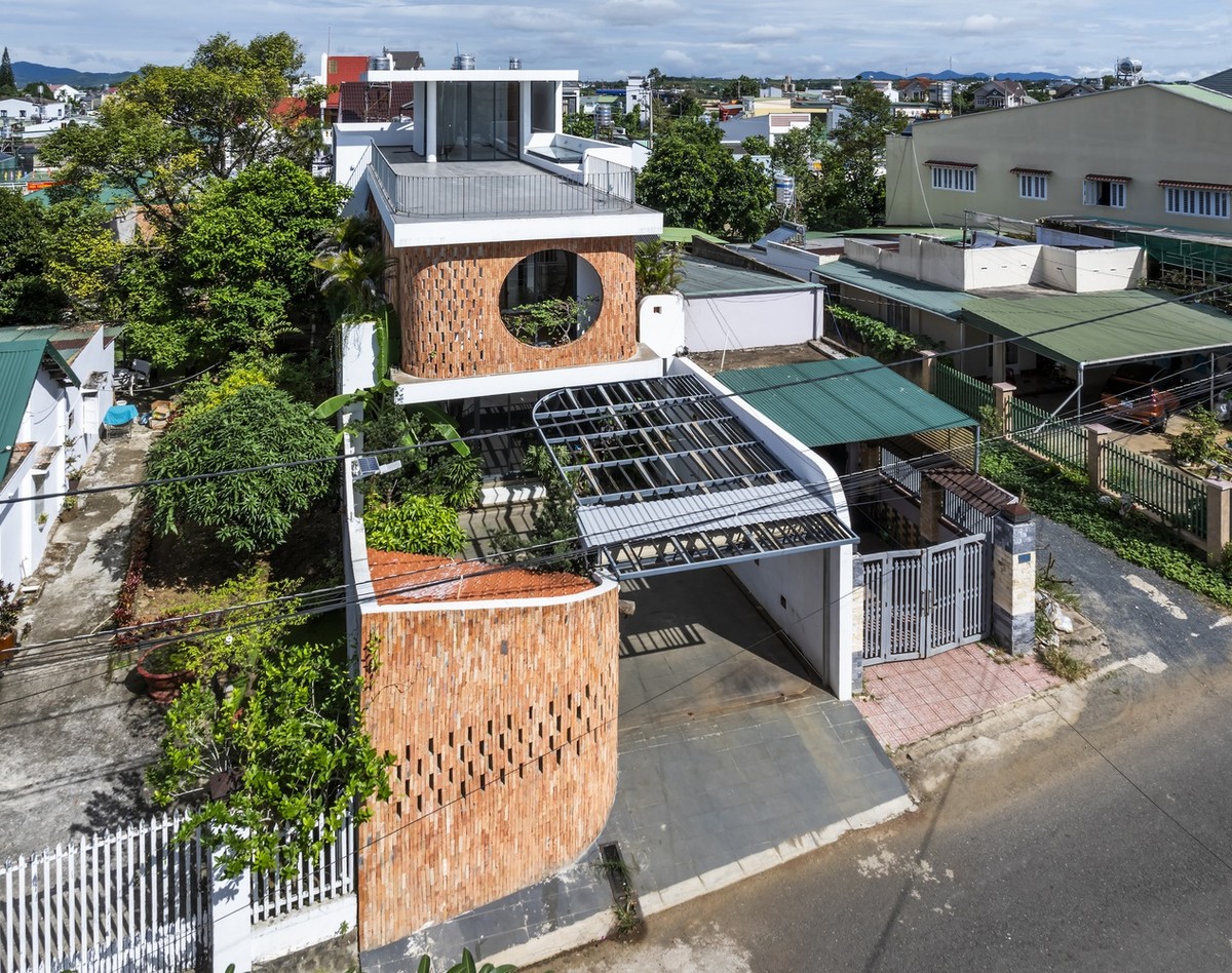 Tọa lạc tại thành phố Bảo Lộc (Lâm Đồng), Khang's House là nơi ở của một gia đình 3 thế hệ gồm bà, bố mẹ và hai con.  Ngôi nhà được thiết kế theo phong cách kiến trúc hiện đại, kết hợp không gian sống gần gũi thiên nhiên. Ảnh: Hiroyuki Oki