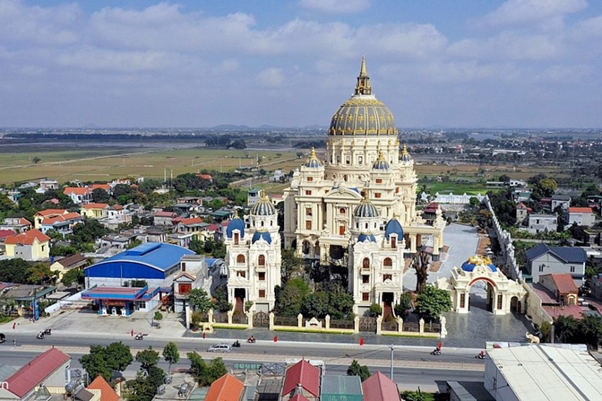 Nằm trên quốc lộ 1A, huyện Gia Viễn (Ninh Bình),  lâu đài Thành Thắng  từ lâu đã nổi danh là cung điện nguy nga bậc nhất Ninh Bình, được biết đến là lâu đài lớn nhất Đông Nam Á. Ảnh: Zing