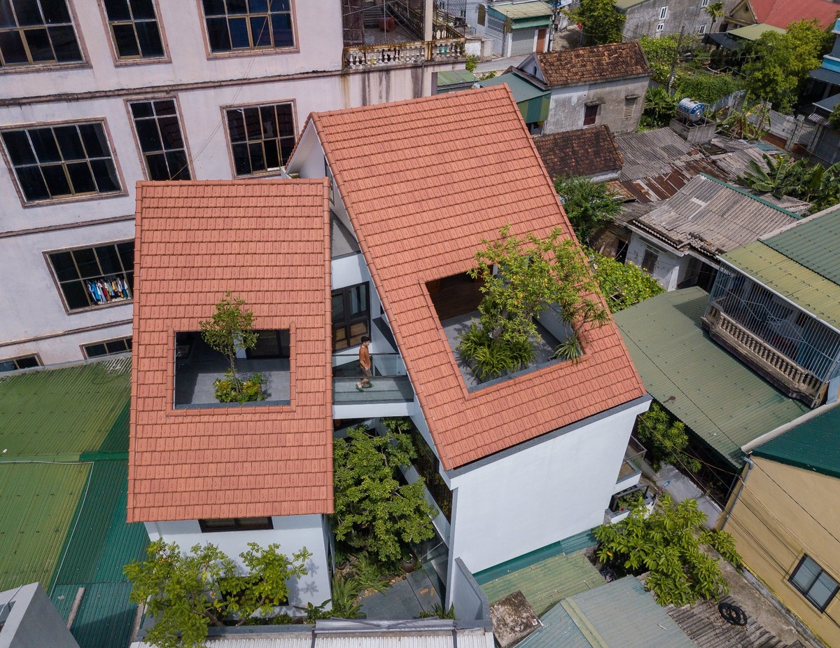 Tọa lạc tại thành phố Vinh (Nghệ An), A.House là công trình nhà ở tiếp nối chuỗi công trình mang âm hưởng kiến trúc thuần Việt đương đại "3 Gian", nổi bật với hệ mái ngói đỏ kết hợp những khoảng vườn đan xen xanh mát. Ảnh: Triệu Chiến