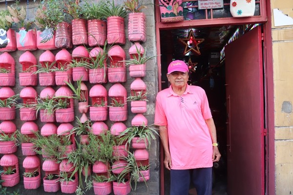 Ông Phan Văn Chánh (69 tuổi) sống tại Phú Nhuận - TP HCM dành nhiều tâm huyết nhuộm hồng căn nhà của mình từ bên trong đến bên ngoài và con đường xung quanh. Ảnh: Dân Việt