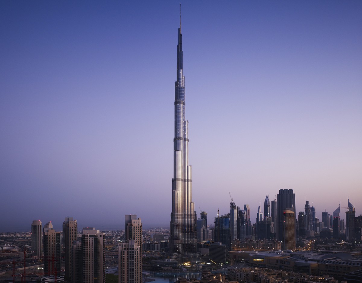 Theo thống kê của Hội đồng Nhà cao tầng và Môi trường sống đô thị (CTBUH), Burj Khalifa (828 m) tại Dubai là  tòa nhà cao nhất thế giới hiện nay. Tòa tháp 162 tầng có sự kết hợp văn hóa địa phương với công nghệ tiên tiến để đạt hiệu suất cao trong điều kiện khí hậu sa mạc khắc nghiệt. Ảnh: Archdaily