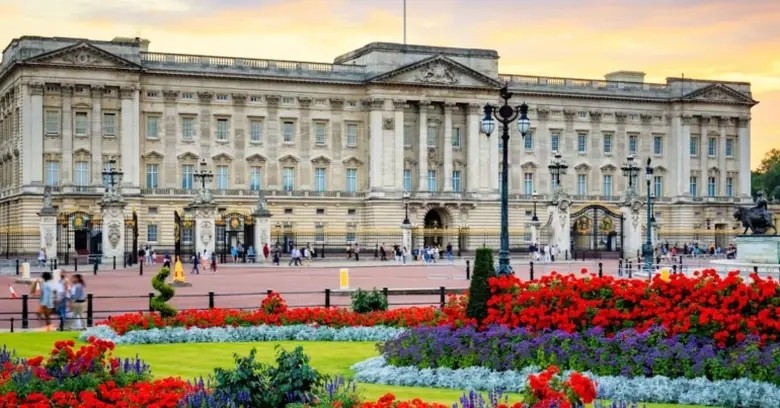 Không chỉ là nơi ở, cung điện Buckingham còn tượng trưng cho lịch sử, văn hóa và uy tín của hoàng gia Anh. Ảnh: Capitalexotic